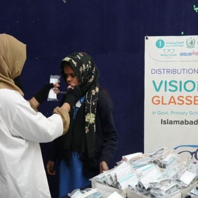 Allah Walay Distributes Eyeglasses